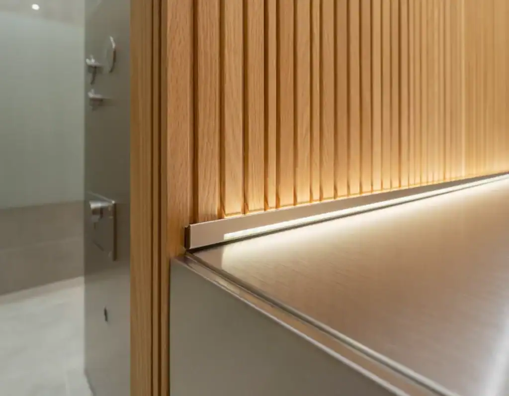 Panneau en bois avec éclairage LED intégré et surface en métal.